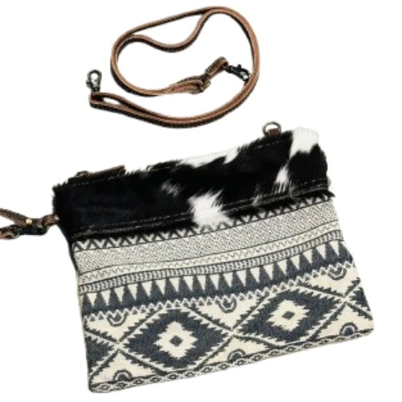 👜🤠 BUCKLE Myra Crossbody Clutch Wristlet | Black White Aztec Hair-On‎ Leather - Picture 1 of 9